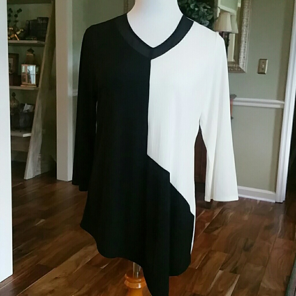 Chico's black/white asymmetrical top NWT